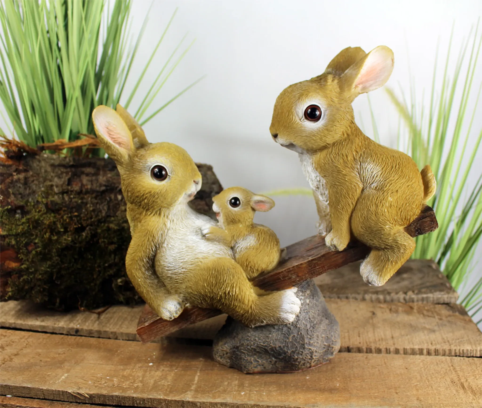 Dekofigur Hasenfamilie auf Wippe – Gartenfigur aus Polyresin